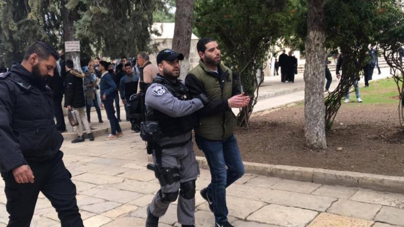 الاحتلال الإسرائيلي يعتقل موظفاً في الأقصى