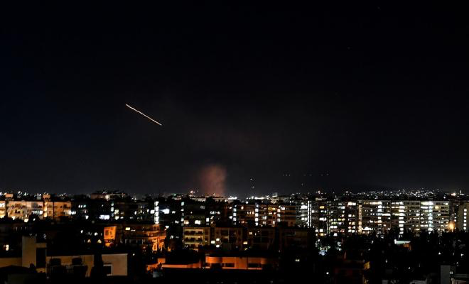شاهد: الدفاعات الجوية السورية تتصدى لعدوان إسرائيلي في سماء دمشق