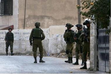 الخليل.. الاحتلال الإسرائيلي يعتقل طفلًا من مخيم العروب
