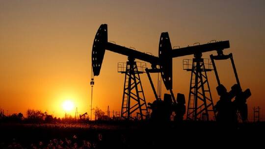 أسعار النفط تقفز أكثر من 3% مع انحسار مخاوف استئناف صادرات إيران