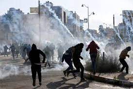 إصابة العشرات بالاختناق خلال مواجهات مع الاحتلال في القدس وقرب حاجز قلنديا