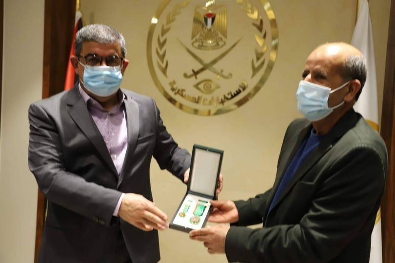 الرئيس عباس يمنح اللواء المتقاعد حسين جبوري ميدالية التقدير 