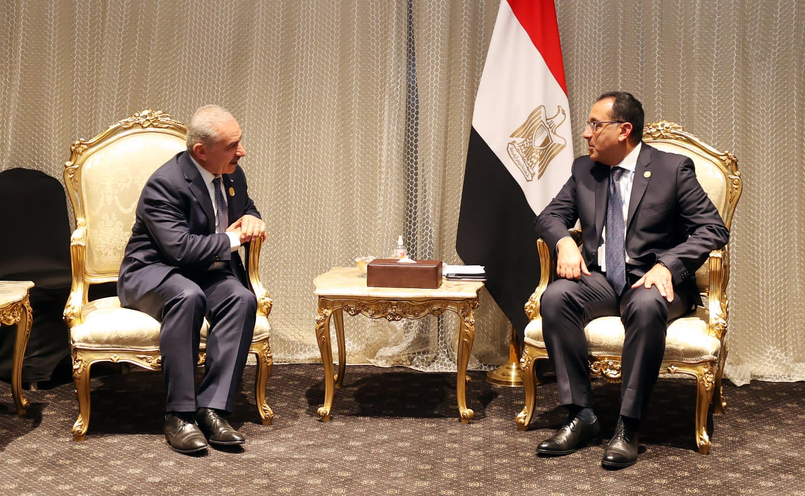 رئيس الوزراء الفلسطيني يلتقي نظيره المصري على هامش قمة المناخ