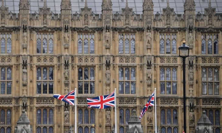 بريطانيا تعترف بعدم إجراء تقييم للأثر الناجم عن تخفيضات المساعدات إلى اليمن