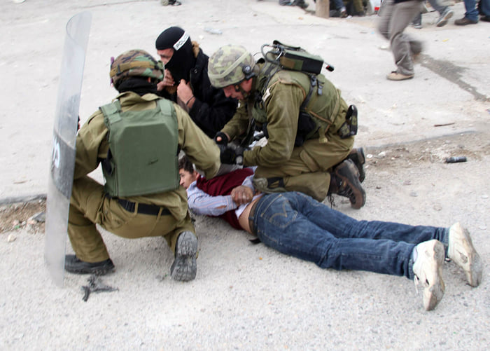 الاحتلال الإسرائيلي يواصل انتهاكاته.. اعتقال 3 مواطنين من الخليل
