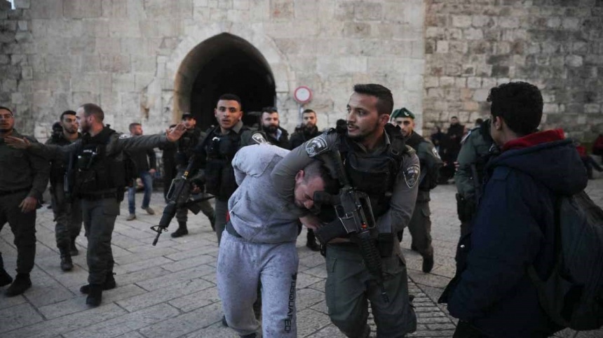 الاحتلال يعتقل شابا من منطقة باب العمود في القدس