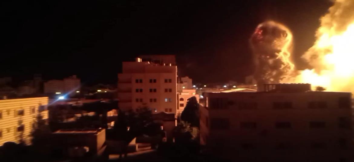 شاهد: طائرات الاحتلال تستهدف مواقع تابعة للمقاومة في قطاع غزة