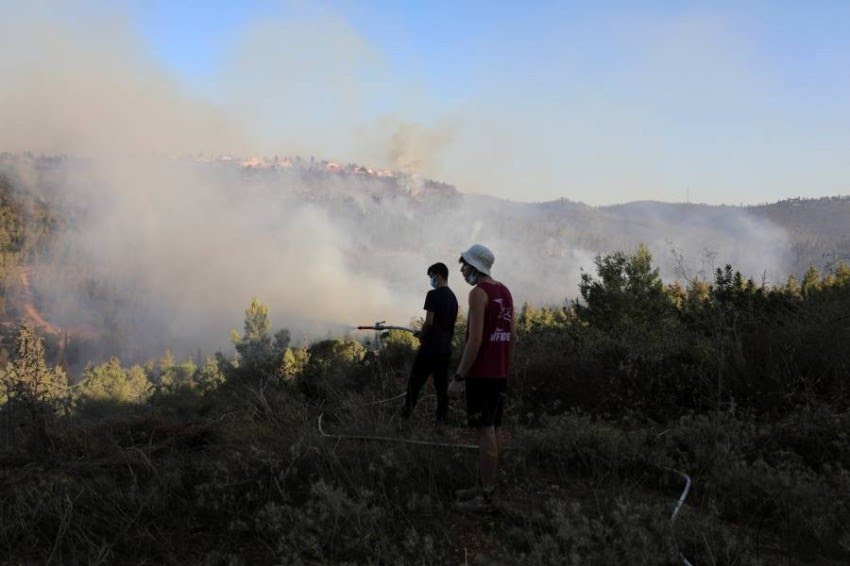 تواصل الحرائق في جبال القدس