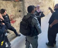 القدس: الاحتلال يعتقل مقدسية من حي الثوري جنوب 