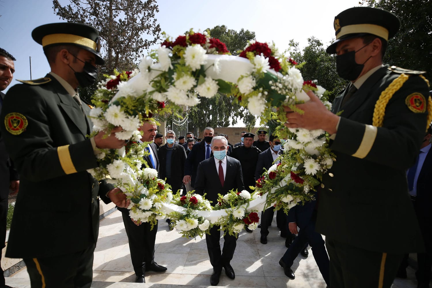 اشتية يضع إكليلا من الزهور على النصب التذكاري لشهداء معركة الهاني في طرابلس (صور) 