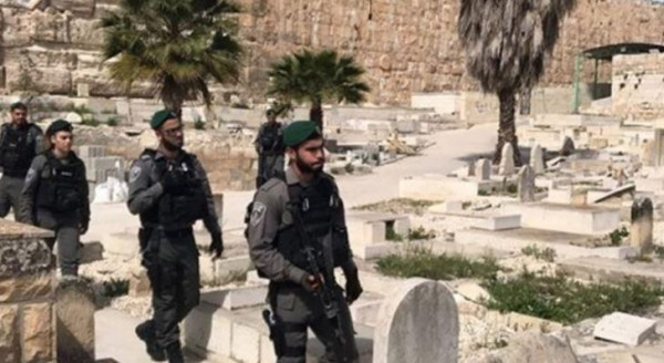 قوات الاحتلال تخطر بهدم جزء من مقبرة شرق يطا