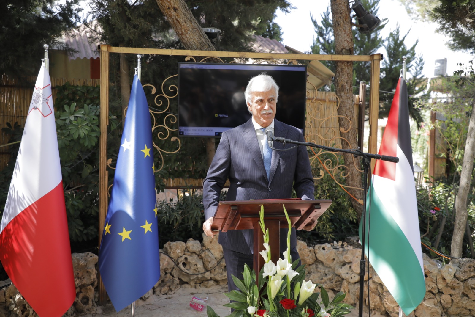 ممثلاً عن الرئيس عباس...عورتاني يشارك بعيد استقلال جمهورية مالطا