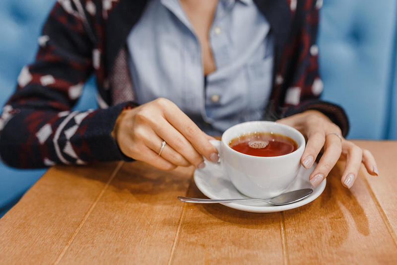 باحثون يوصون كبار السن بشرب 5 اكواب شاي يومياً  والسبب ؟