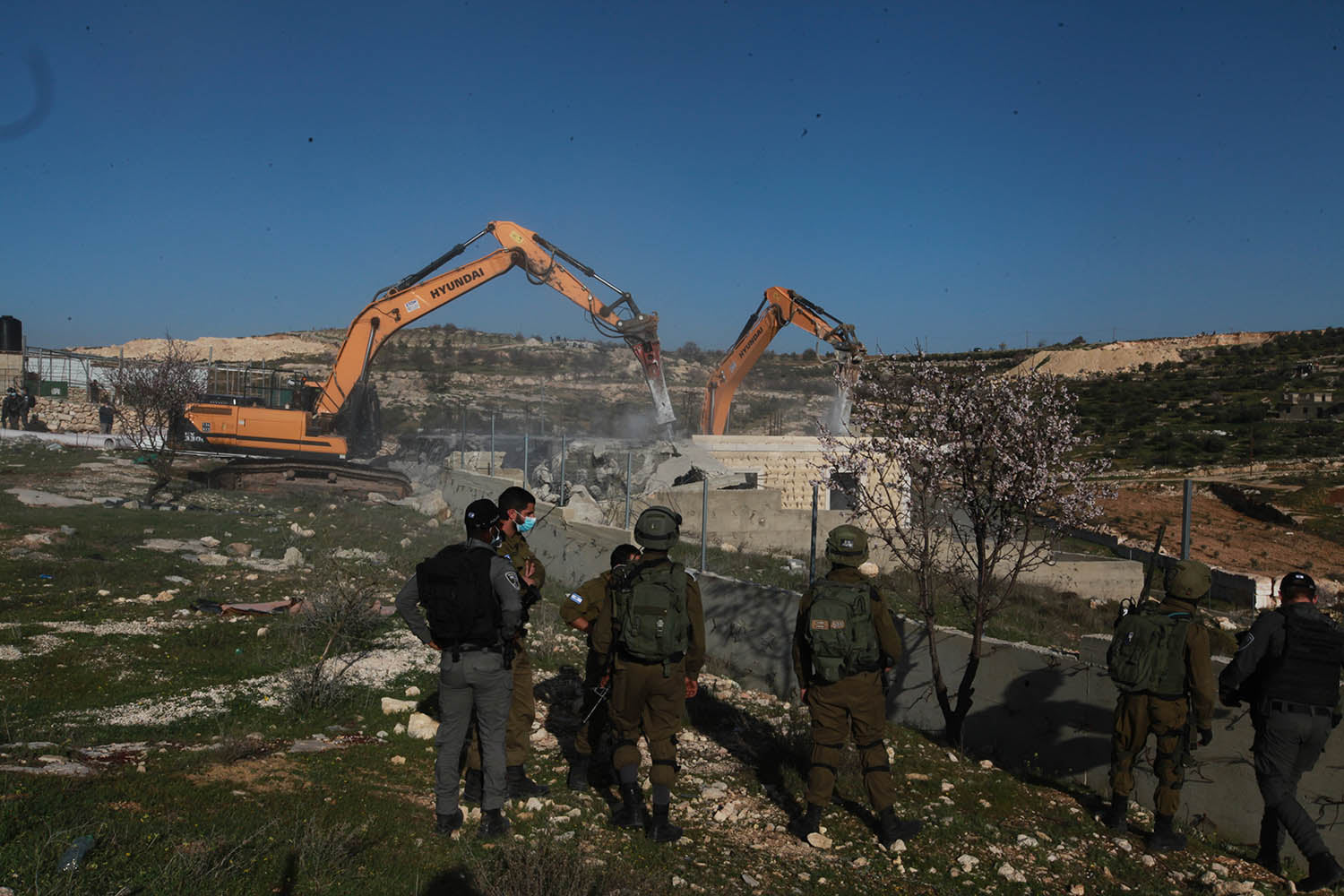 الاحتلال الإسرائيلي يهدم منزلا وبئرا ومنشآت زراعية جنوب الخليل