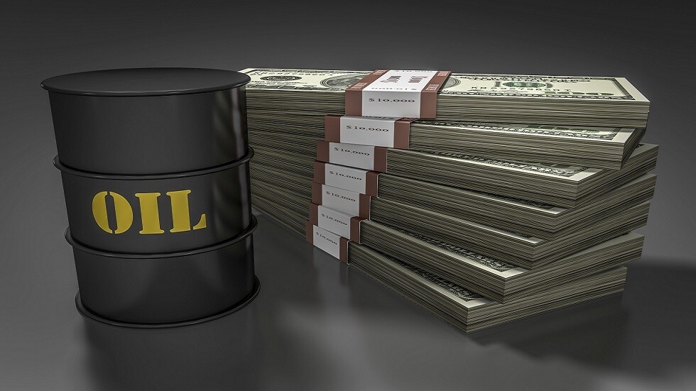 النفط يتجاوز عتبة 90 دولارا للبرميل لأول مرة منذ 2014