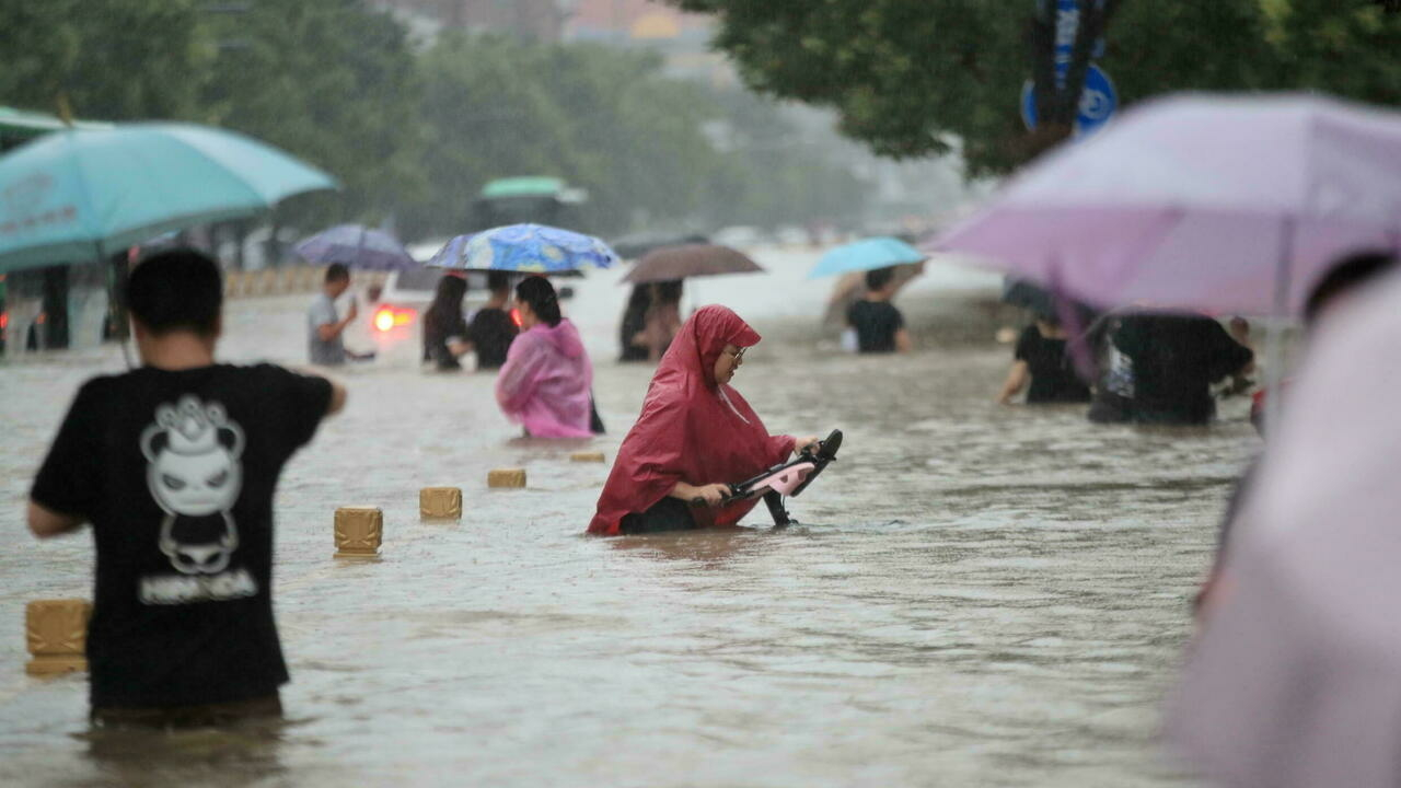  12 قتيلا على الأقل وإجلاء الآلاف في فيضانات وسط الصين