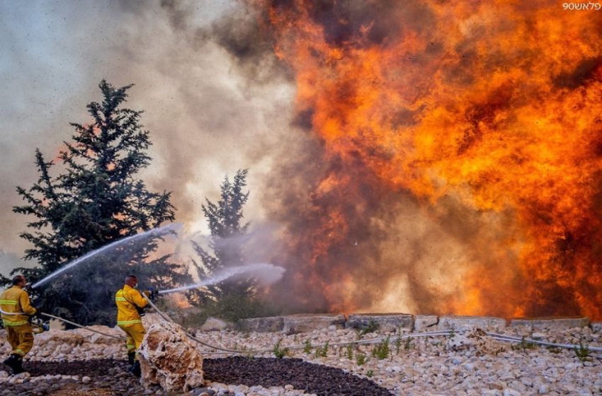 الحرائق تتمدد وتلتهم مساحات واسعة في جبال القدس
