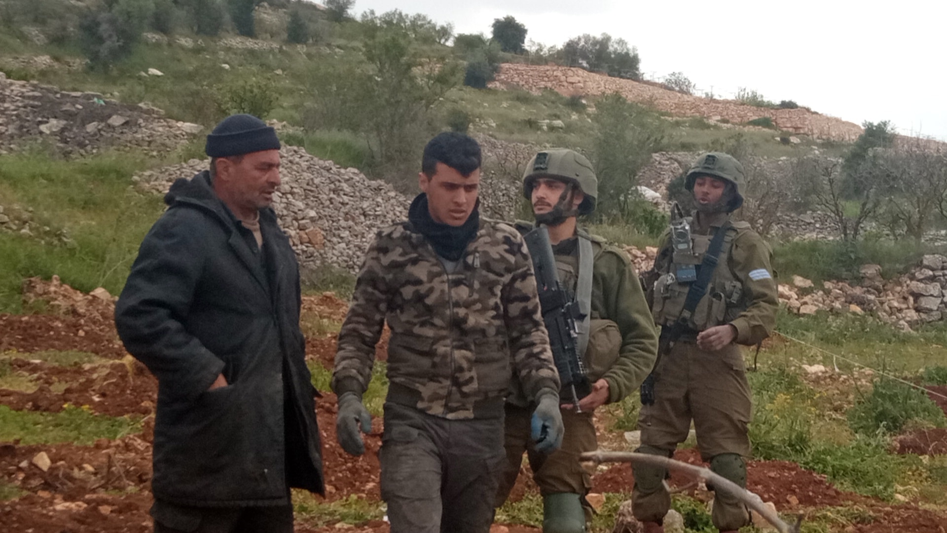 الخليل: الاحتلال الإسرائيلي يطرد مزارعاً وعائلته من أرضهم في بيت أمر