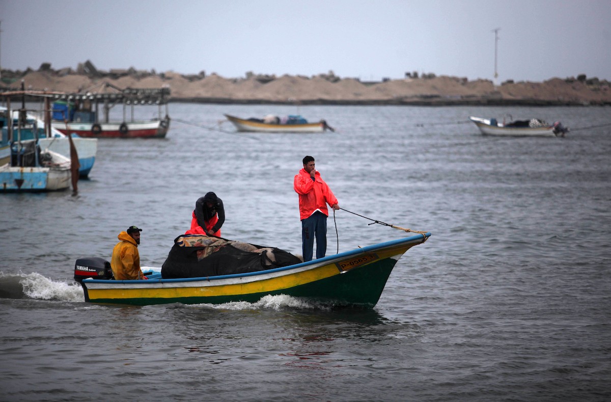 إسرائيل تتخذ سلسلة إجراءات مدنية بشأن مساحة الصيد والمعابر بغزة