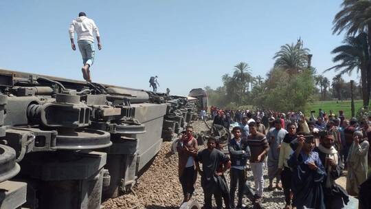 الحكومة المصرية تضاعف التعويضات لأسر المتوفين بحادث قطاري سوهاج