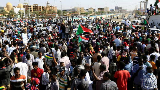 تجمع المهنيين السودانيين يطالب بالخروج للشوارع وإغلاقها بالمتاريس ونشر المقاومة السلمية