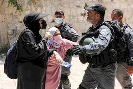 الاحتلال يعتدي على النساء في محيط مصلى قبة الصخرة ويعتقل أحد المعتكفين 