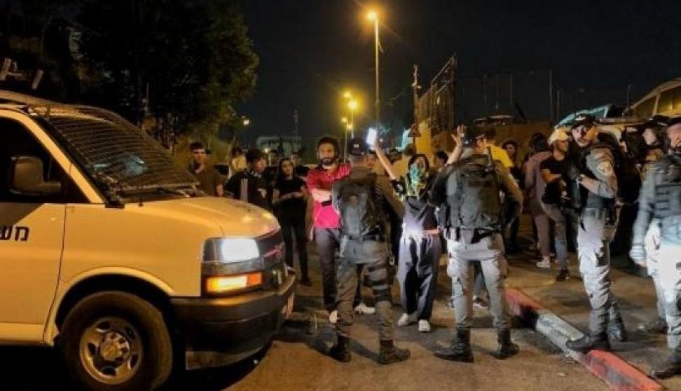 إصابات واعتقالات خلال قمع الاحتلال المعتصمين في حي الشيخ جراح