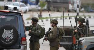 القدس: الاحتلال يعتقل أسيرا محررا من بلدة أبو ديس