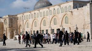 القدس: الاحتلال يعتقل حارسين بالأقصى عقب الاعتداء عليهما