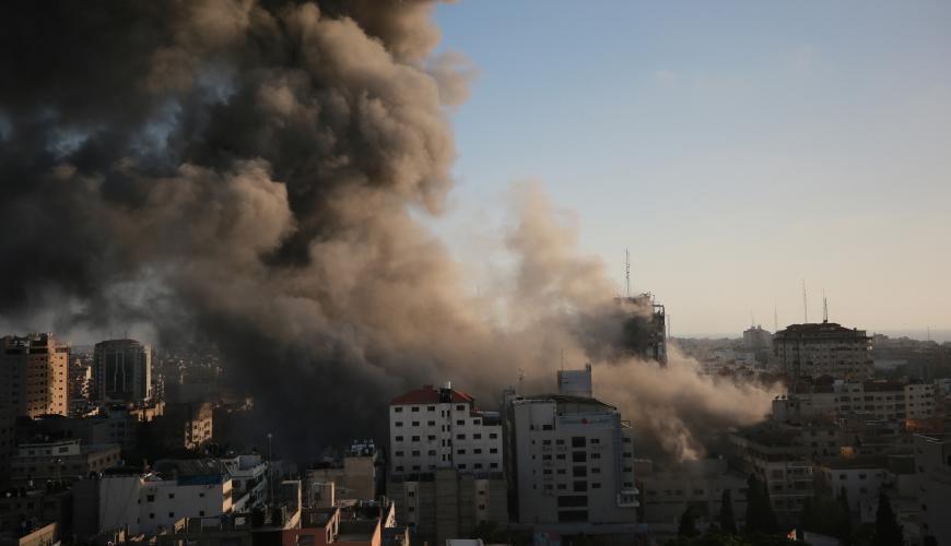 الاحتلال الإسرائيلي يدمر برج الجلاء وسط مدينة غزة