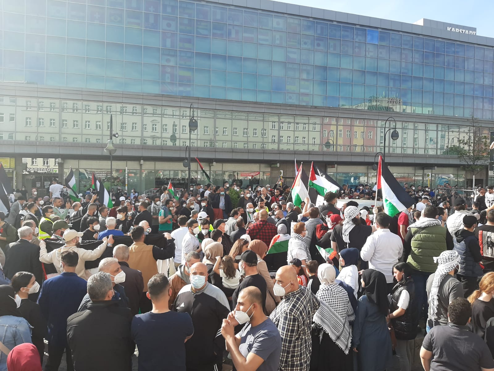 برلين: آلاف يشاركون في وقفة احتجاجاً على إجراءات قمع الاحتلال المصلين في الأقصى