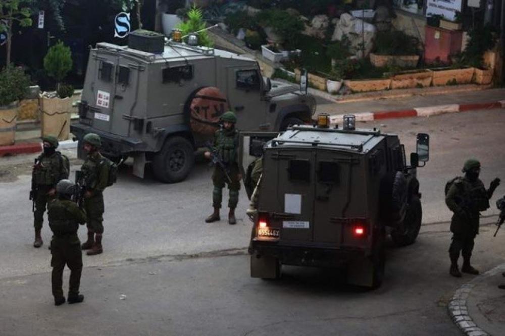 إصابة طاقم تلفزيون فلسطين في اعتداء للمستوطنين وجيش الاحتلال شرق رام الله