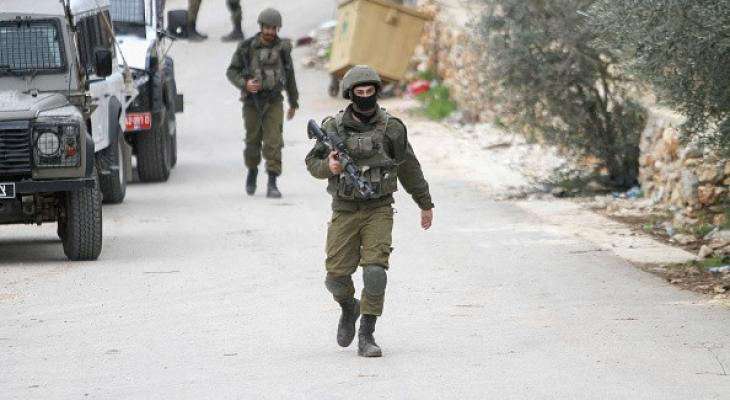 قوة إسرائيلية خاصة تعتقل أسيرًا محررًا في نابلس