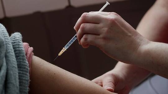 موسكو: بدء تطعيم المتطوعين بلقاح 
