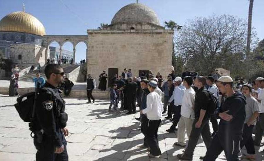 العشرات من المستوطنين يقتحمون باحات المسجد الأقصى